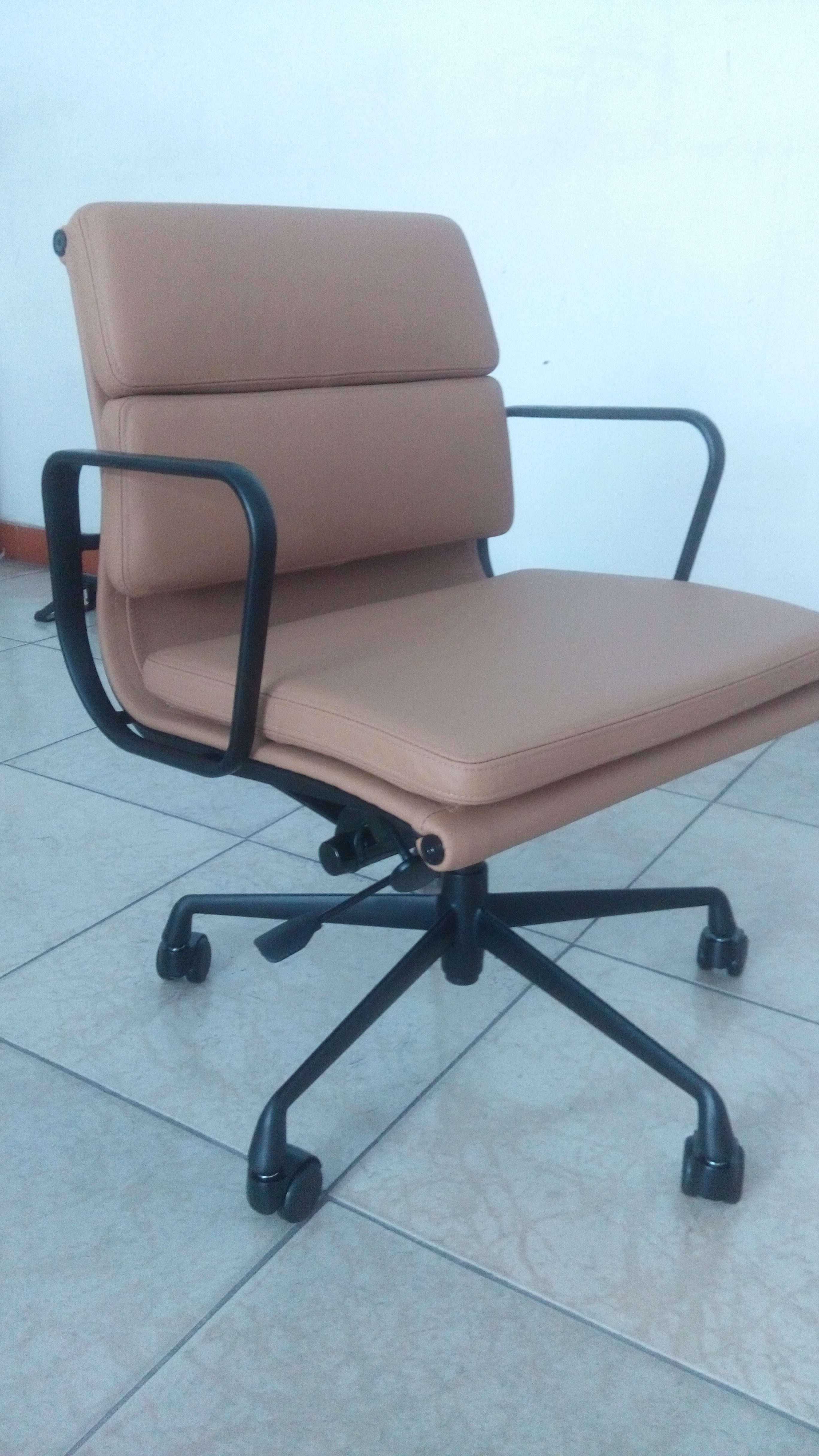 China Comfortable Padded Office Chair , Ergonomic Leather Office Chair With Black Wheels on sale