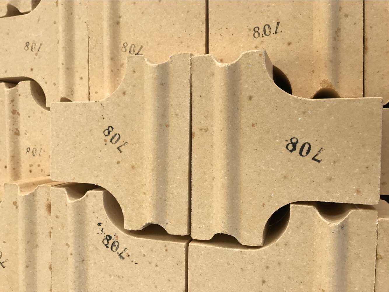 China Different Size Ceramic Refractory Bricks, High Heat Bricks For Industrial Furnace For Sale on sale