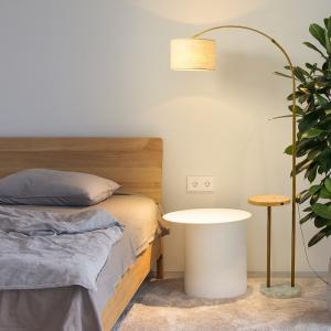 Best wireless charging coffee table floor lamp contemporary sofa side standing lighting marble fabric shade USB bedside floor wholesale