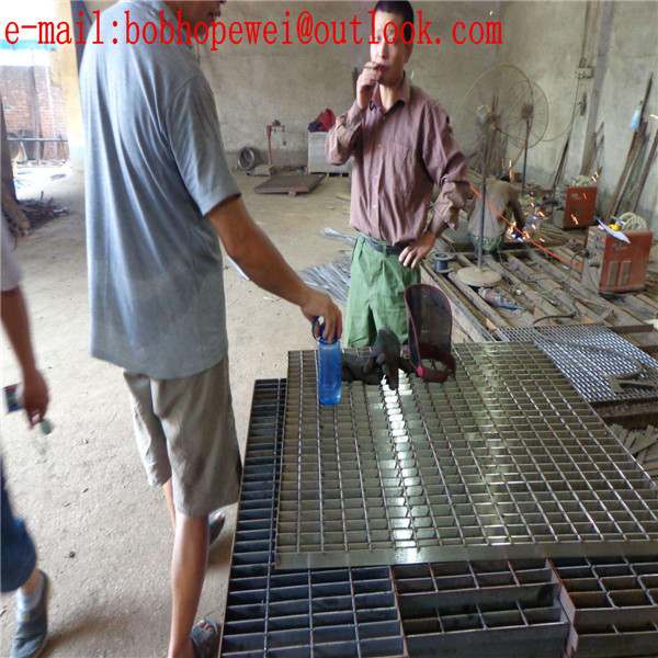 China ss grating suppliers/metal channel grate/steel grating sizes/serrated steel bar/grating industries/mesh flooring supplie on sale