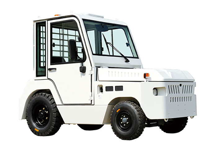China Four Seat Diesel Tow Tractor 32 Ton Airport Tow Tractor High Working Efficiency on sale