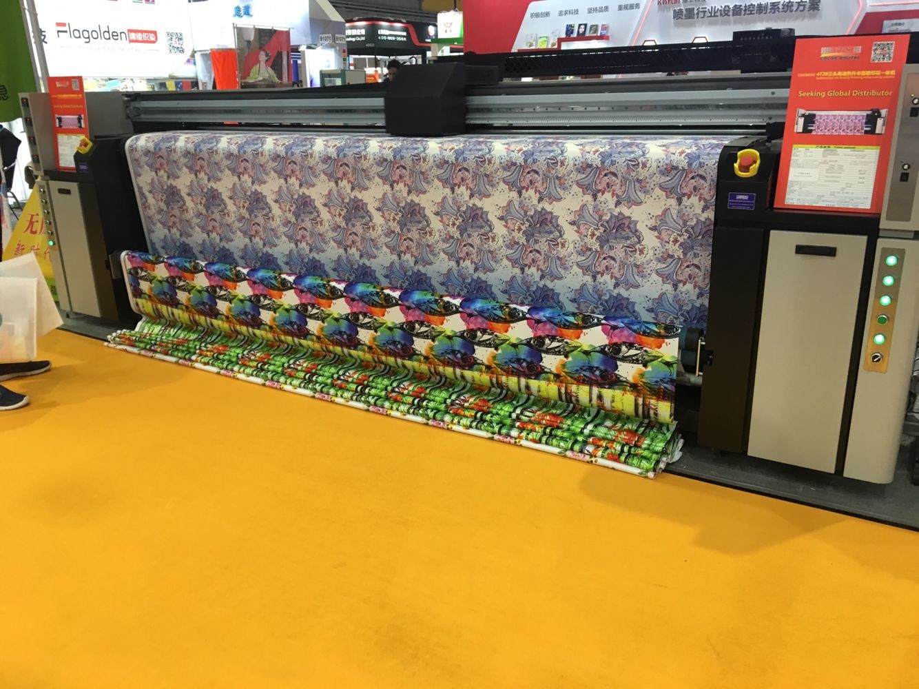 China Digital Dye Sublimation Fabric Banner Printing Machine For Clothes Print on sale