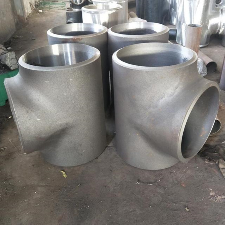 China Sandblasting 1 Inch Black Pipe Tee Wpb 45 Degree Lateral Tee DN15-DN3000 Size on sale