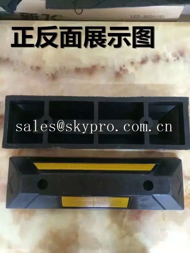 China Reflective Rubber Wheel Stopper For Parking , Road Construction Equipment For Light Truck on sale