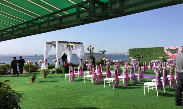 Natural looking synthetic grass for wedding decoration