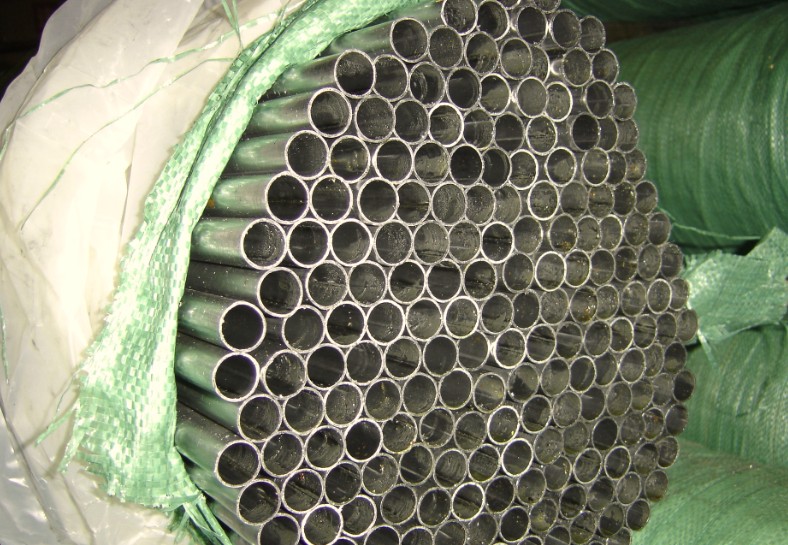 China Custom GB/T13793 Standard 6M Anti-rust BS1387 Welded Steel Pipes Coated With Black Color on sale