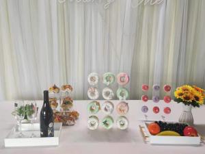 Best Clear Bagel Holder Acrylic Donut Wall Display Stand for Baby Shower Wedding wholesale