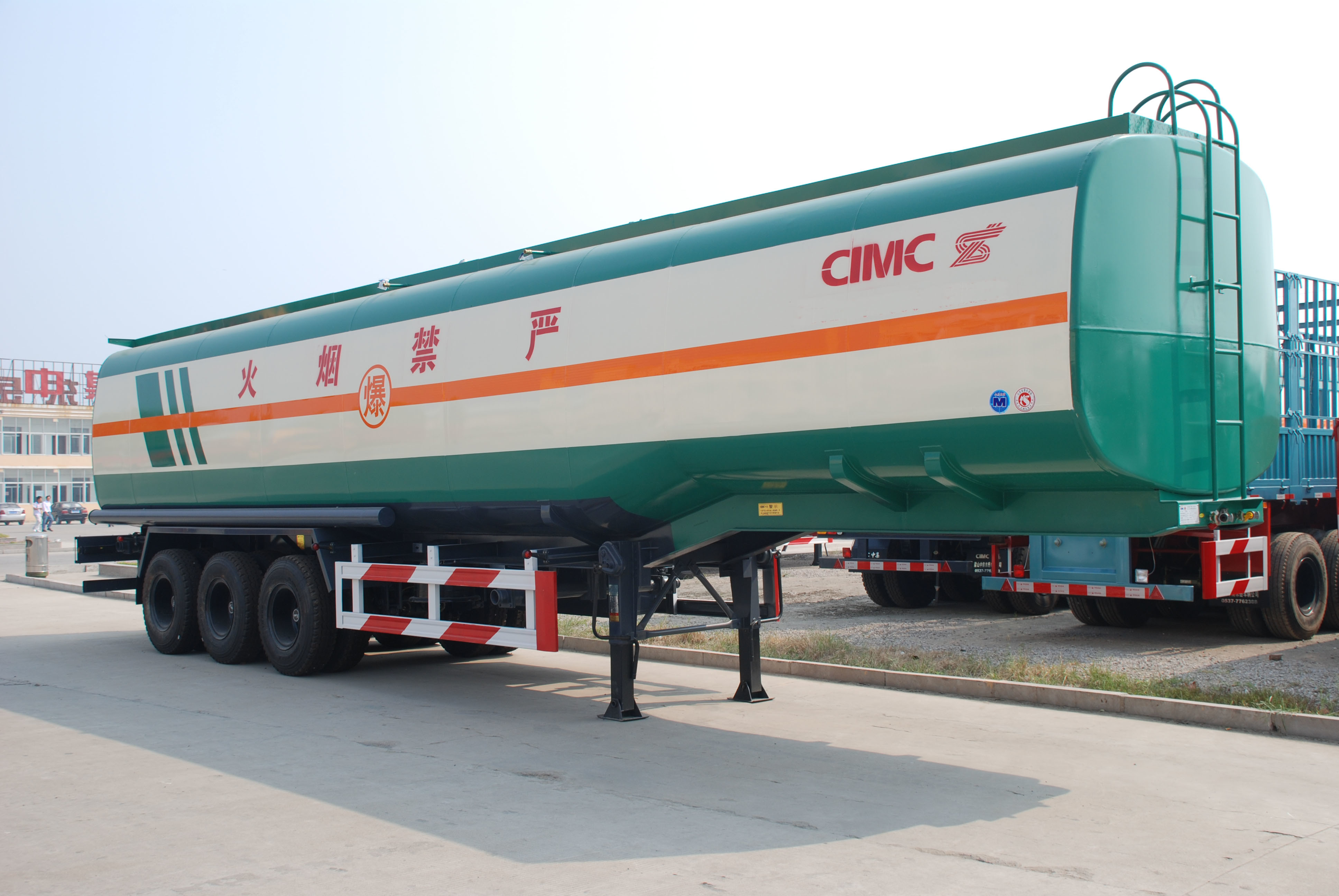 China 2017 new truck trailers heavy duty tri axle fuel oil tanks for sale on sale