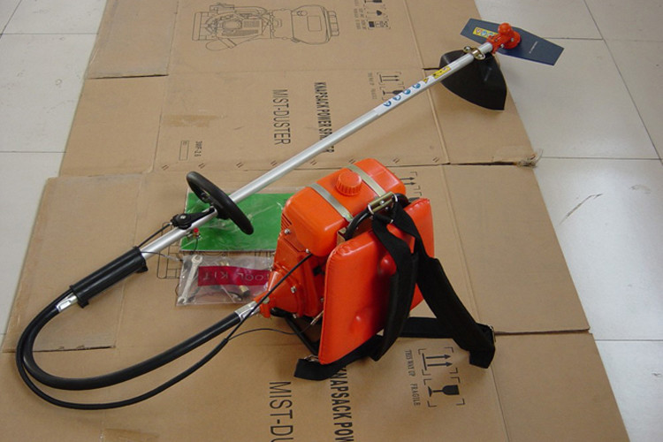 China Lightweight Petrol Strimmer With Metal Blade , Long Reach Petrol Hedge Trimmer on sale