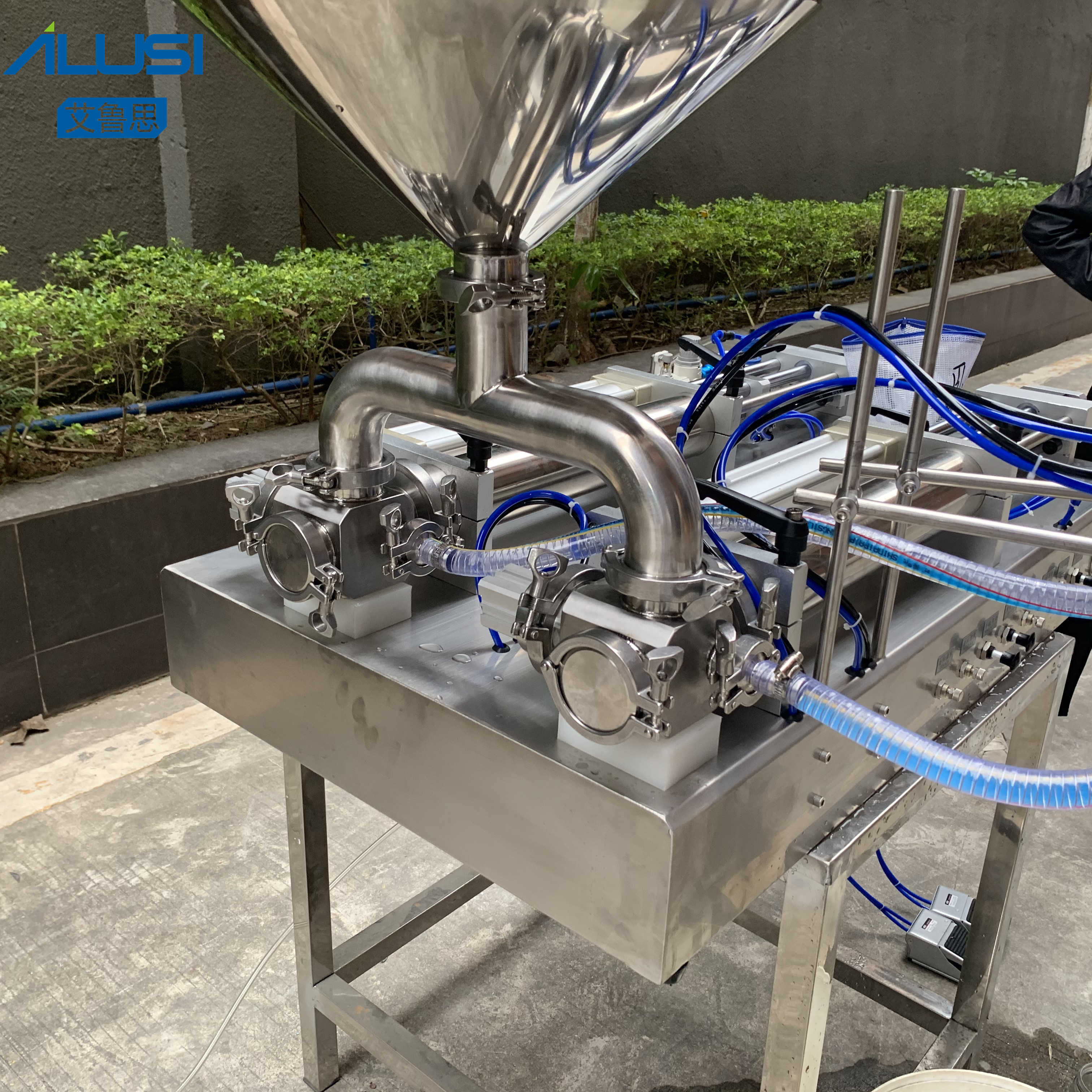 China SUS 304/316L Semi-Auto filling liquid machine Pneumatic Liquid Filling Machine on sale