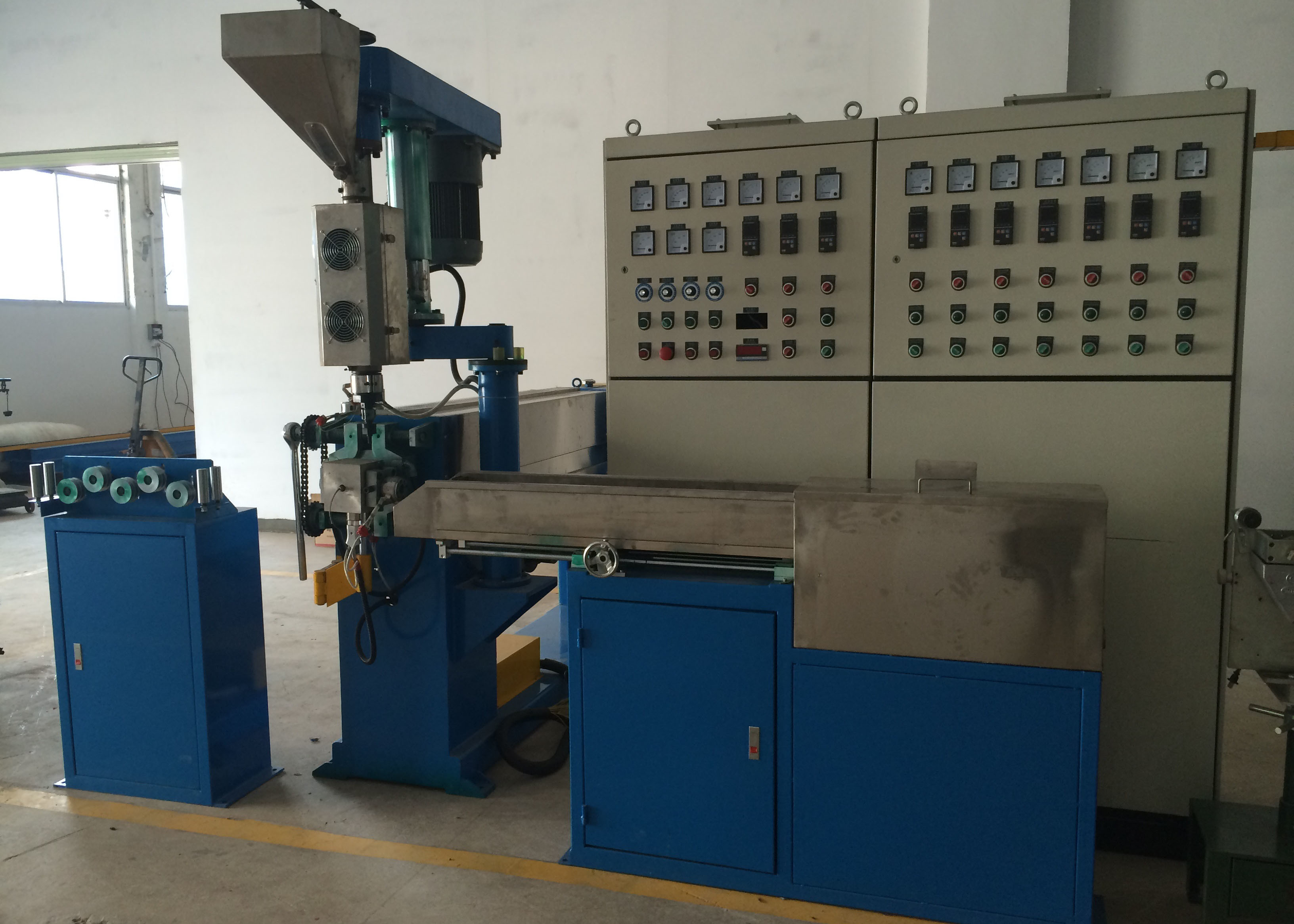 China Low Smoke Halogen Free Cable Making Equipment XLPE Extrusion Line Auto Control on sale