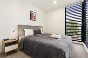 Modern Hotel Bedroom Furniture Sets With Wood Veneer And Painting