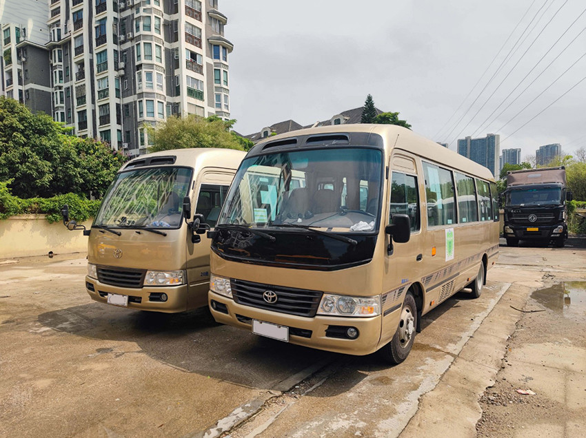 China 1 Door Used Toyota Bus Manual Transmission 10-23 Seats Coaster Model on sale