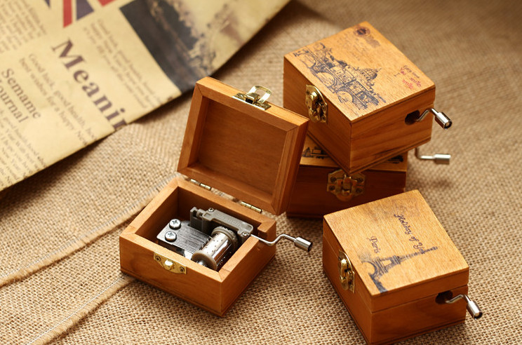 China 2018 wooden music box new vintage Hand crank wooden music box for sale on sale