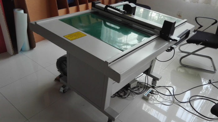 China Electronic Digital Die Cutting Machines , Adhesive Paper Flatbed Cutting Machine on sale
