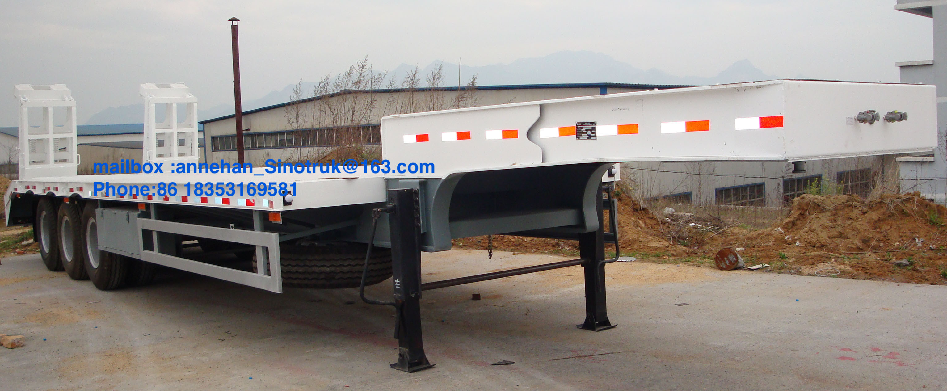 China 3 Axles 17m Hydraulic Flatbed Trailer For Loading Construction Machines on sale