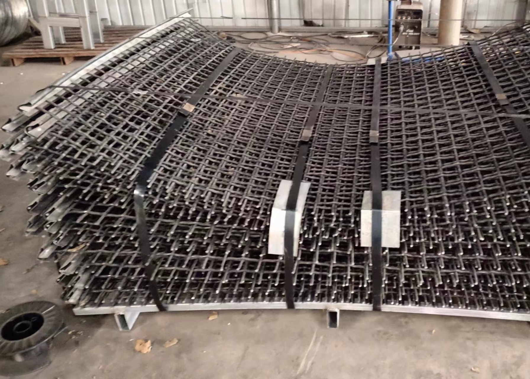 China 65mn Crimped Vibrating Wire Mesh For Mining Sieve Screen on sale