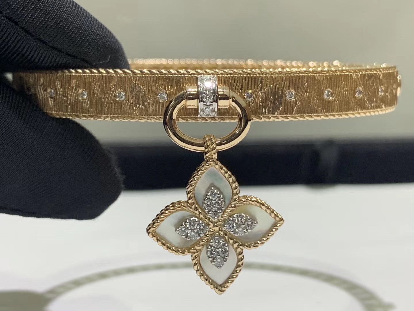 China Custom 18k gold jewelry diamonds Bracelet white shell wholesale costume jewellery suppliers on sale