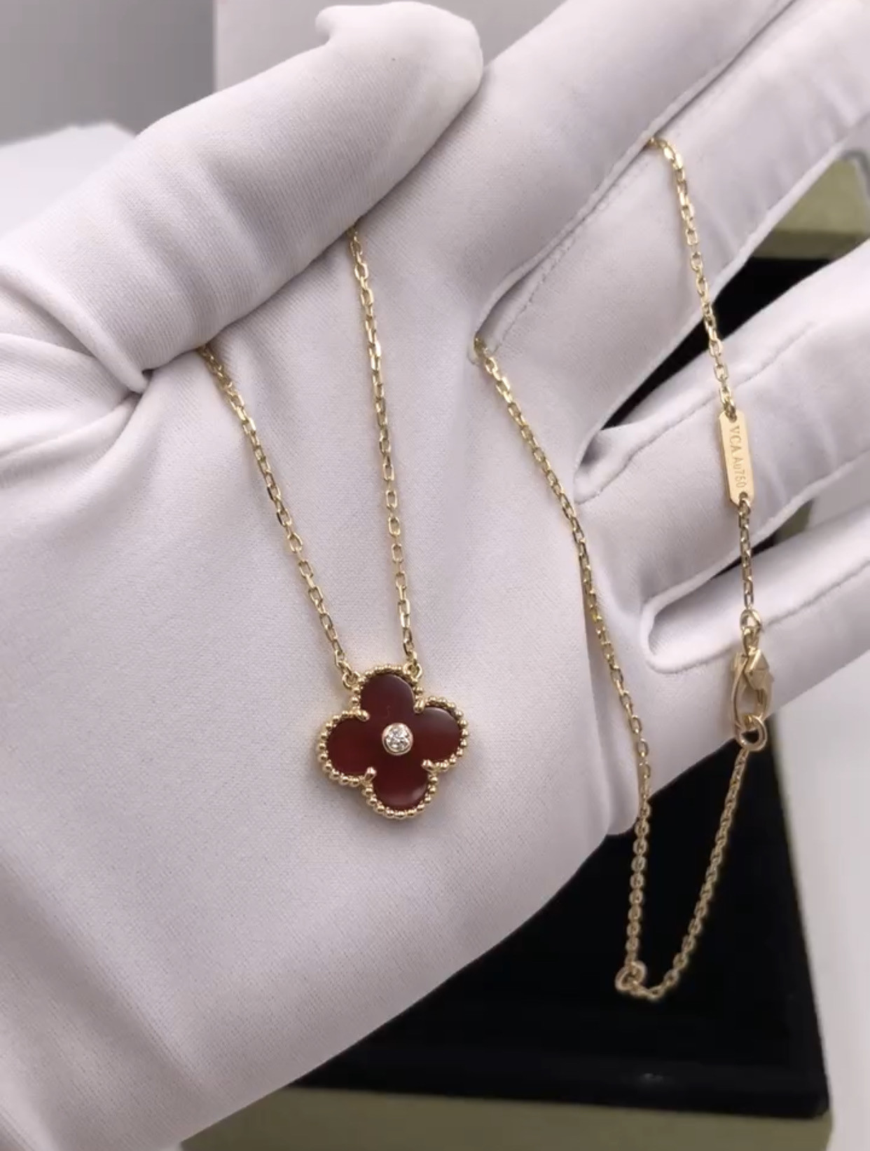 China Yellow Gold Red Agate 18K Gold Diamond Necklace With One Diamnd on sale