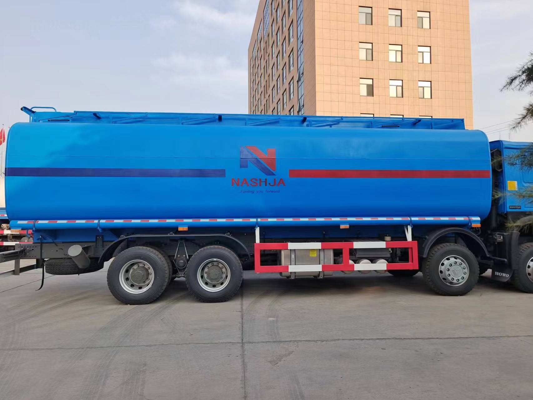 China High Efficiency Oil Tank Truck 8X4 LHD Euro2 371HP on sale