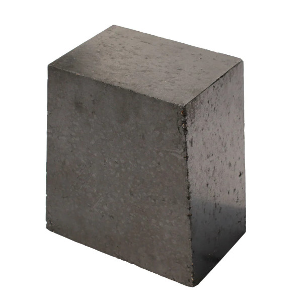 Low-porosity aluminum-carbon refractory bricks are used for the lining of hot metal ladle