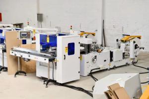 China Fully Automatic Napkin Paper Making Machine With Automatic Transfer 1/2 1/4 1/6 1/8 Folding type on sale