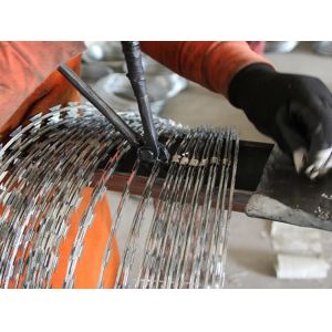 China High Security Razor Fence Galvanised barb wire 450mm diameter Coil ₦ 6300 for Building on sale