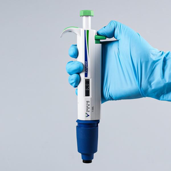 Ergonomic design. Light weight, low operating force, effectively reduce the pressure on palms and arms. The elastic nozzle function perfectly releases the pressure on your hands. Control everything anytime, anywhere, and the multi-angle digital window ensures a comfortable working environment. Regardless of your hand position or working position, all information on the digital window of the pipette can be clearly read. Comfortable feel, lightweight and ergonomically designed, the classic design feels better in the hand. Yongyue pipette, the brand quality is trustworthy. Each pipette body has a specification mark for easy identification. I wish you easy, fast and standard pipetting. Lab High Capacity Digital Single Channel Pipettes 1 - 5ml