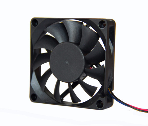 Smart Fan Control For Car Cooling Sytem 12V 4500 RPM Cooling Fan 7015 Platics Frame and Impeller