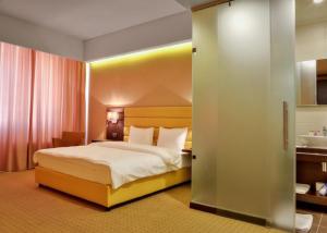 Best Single Room Modern Hotel Bedroom Furniture , Hotel Guest Room Furniture wholesale