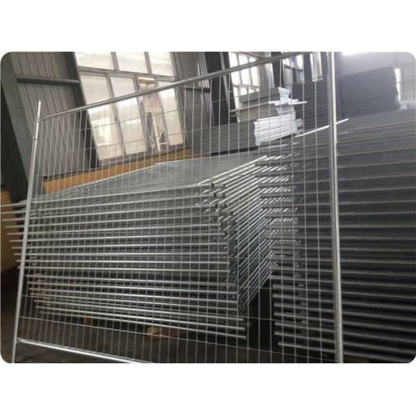 Hot dipped galvanized temporary fence panel in workshop