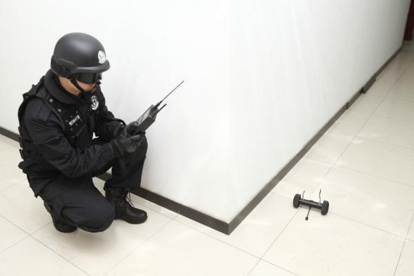 Cheap Professional Reconnaissance Robots , Mini Lightweight Bomb Defusal Robot for sale
