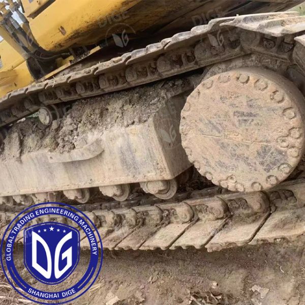 Reliable performance USED PC220-8 excavator with Enhanced grip and traction