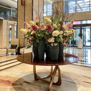 China Premium Vase Ornament Hotel Flower Arrangement Decorative Flower Pot And Table on sale